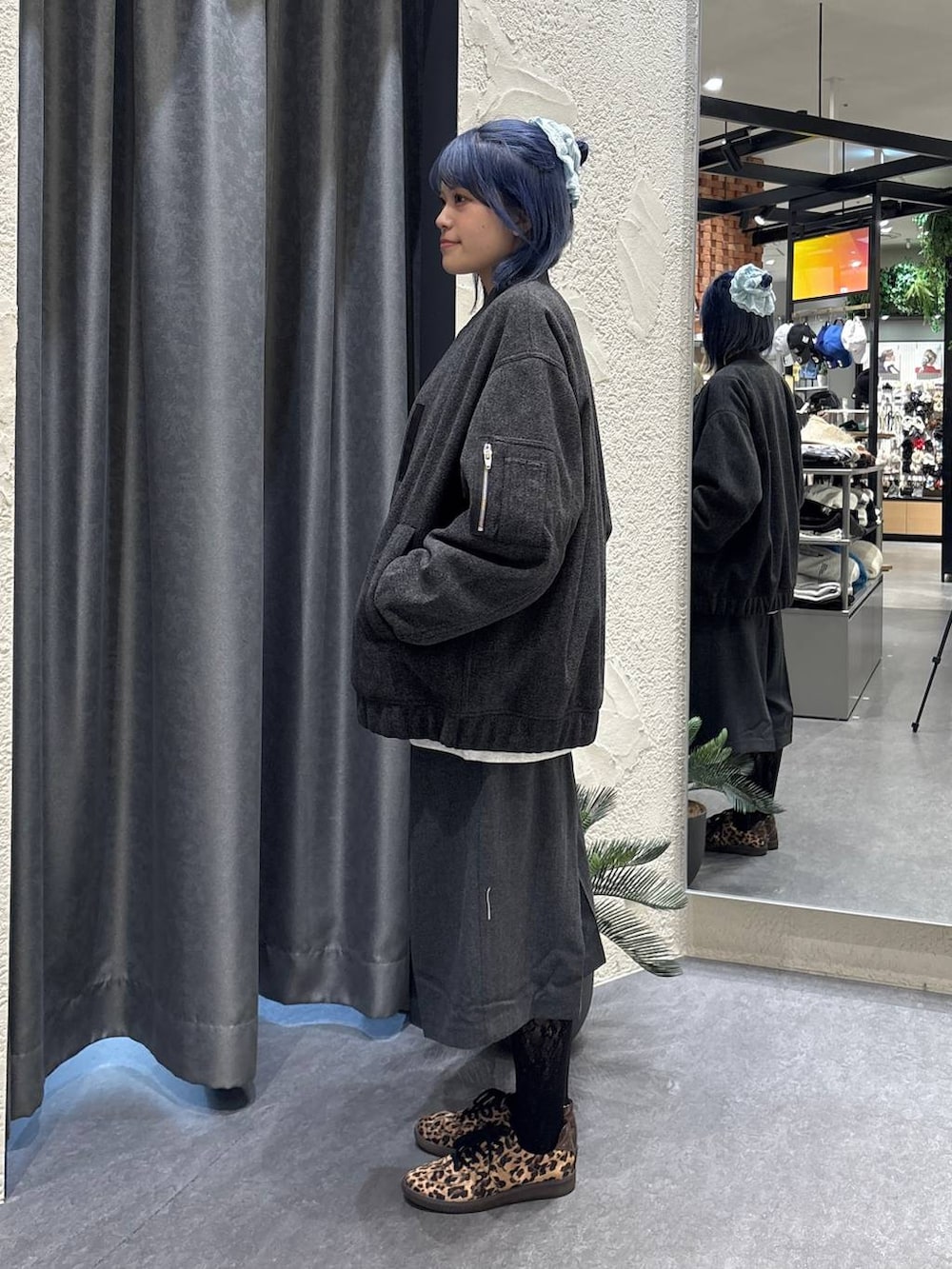 その他のスニーカー、グレー系のその他パンツ、グレー系のMA-1を着用したレディースの冬コーディネートの2枚目の写真