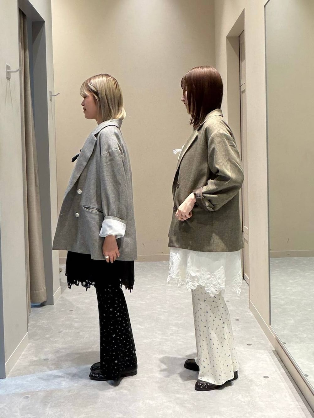 グレー系のテーラードジャケット、ブラック系のローファー、ブラウン系のローファーを着用したレディースの春コーディネートの2枚目の写真