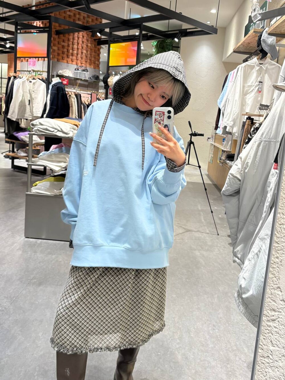 ブルー系のスウェット、グレー系のスカート、ベージュ系のシャツ/ブラウスを着用したレディースの冬コーディネートの4枚目の写真