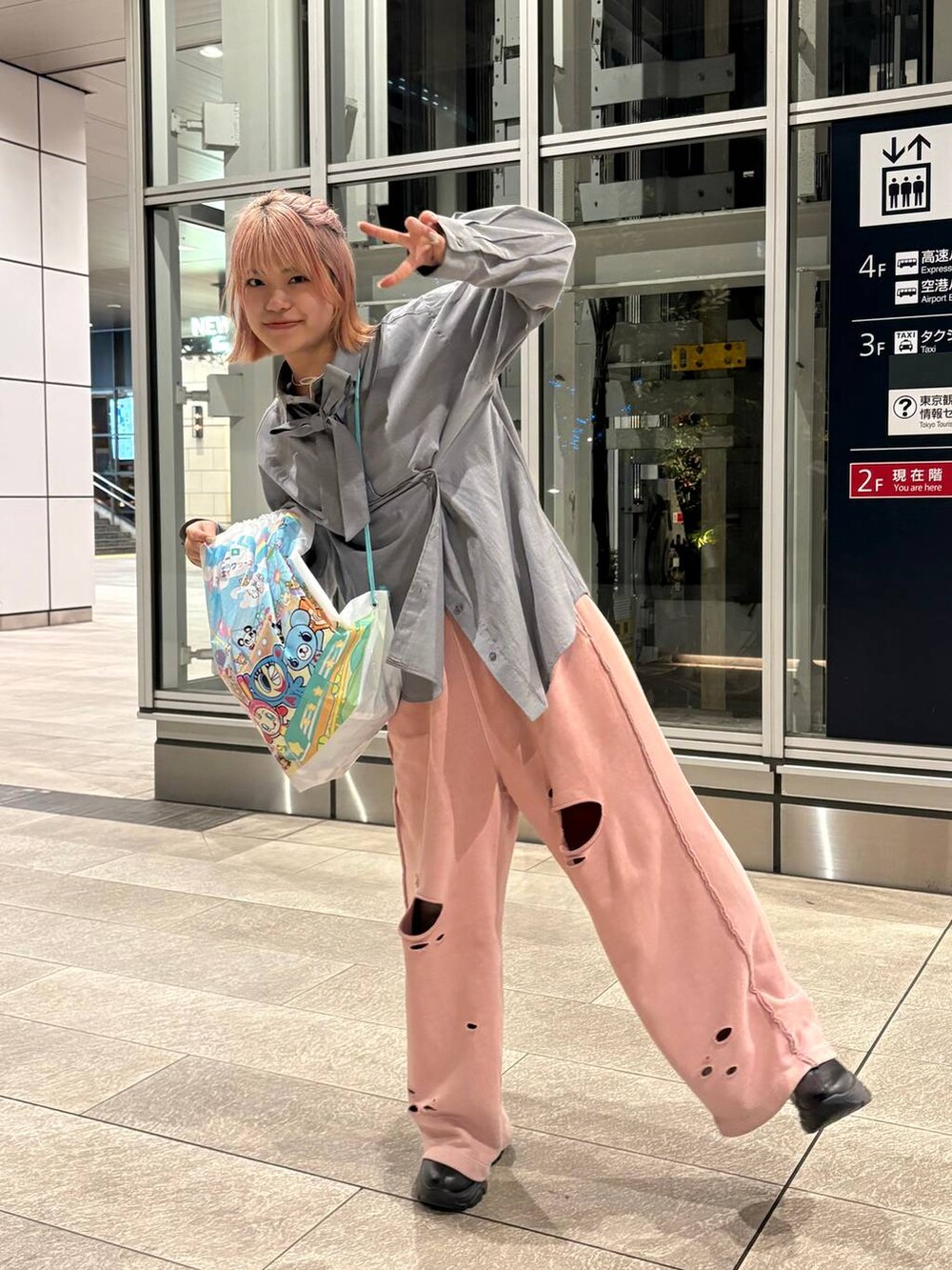 ブラック系のブーツ、ピンク系のスウェットパンツ、ホワイト系のネックレスを着用したレディースの冬コーディネートの2枚目の写真