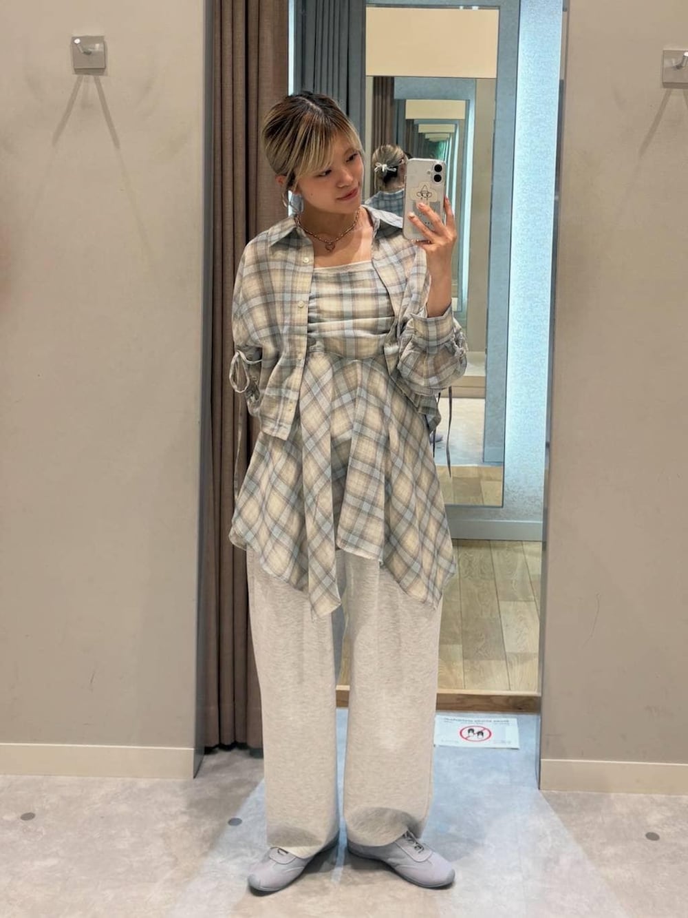 グレー系のスウェットパンツ、シルバー系のタンクトップ、ブルー系のスニーカーを着用したレディースの春コーディネートの4枚目の写真