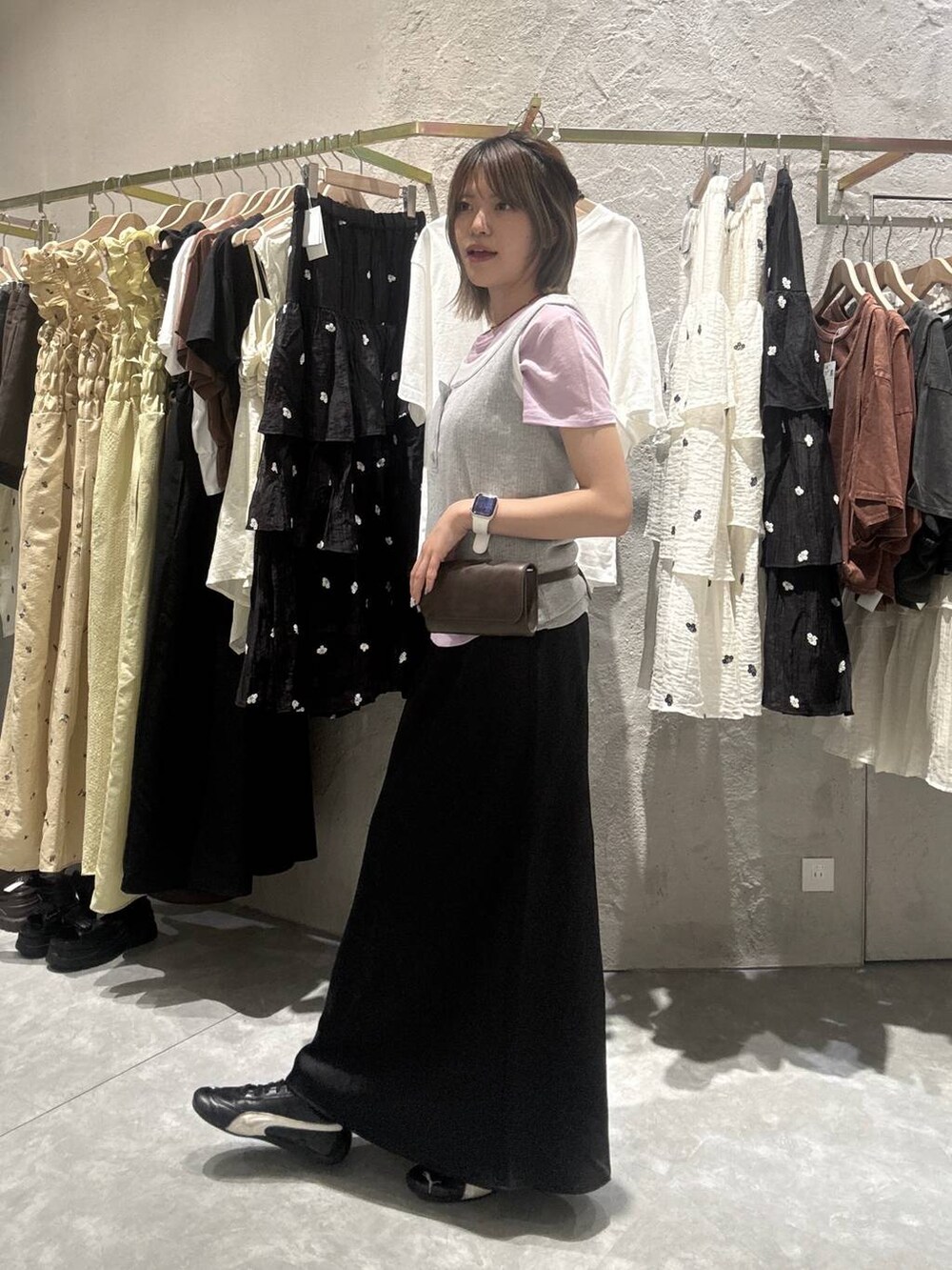 ブラック系のスカート、グレー系のタンクトップ、ピンク系のTシャツ/カットソーを着用したレディースの夏コーディネートの4枚目の写真