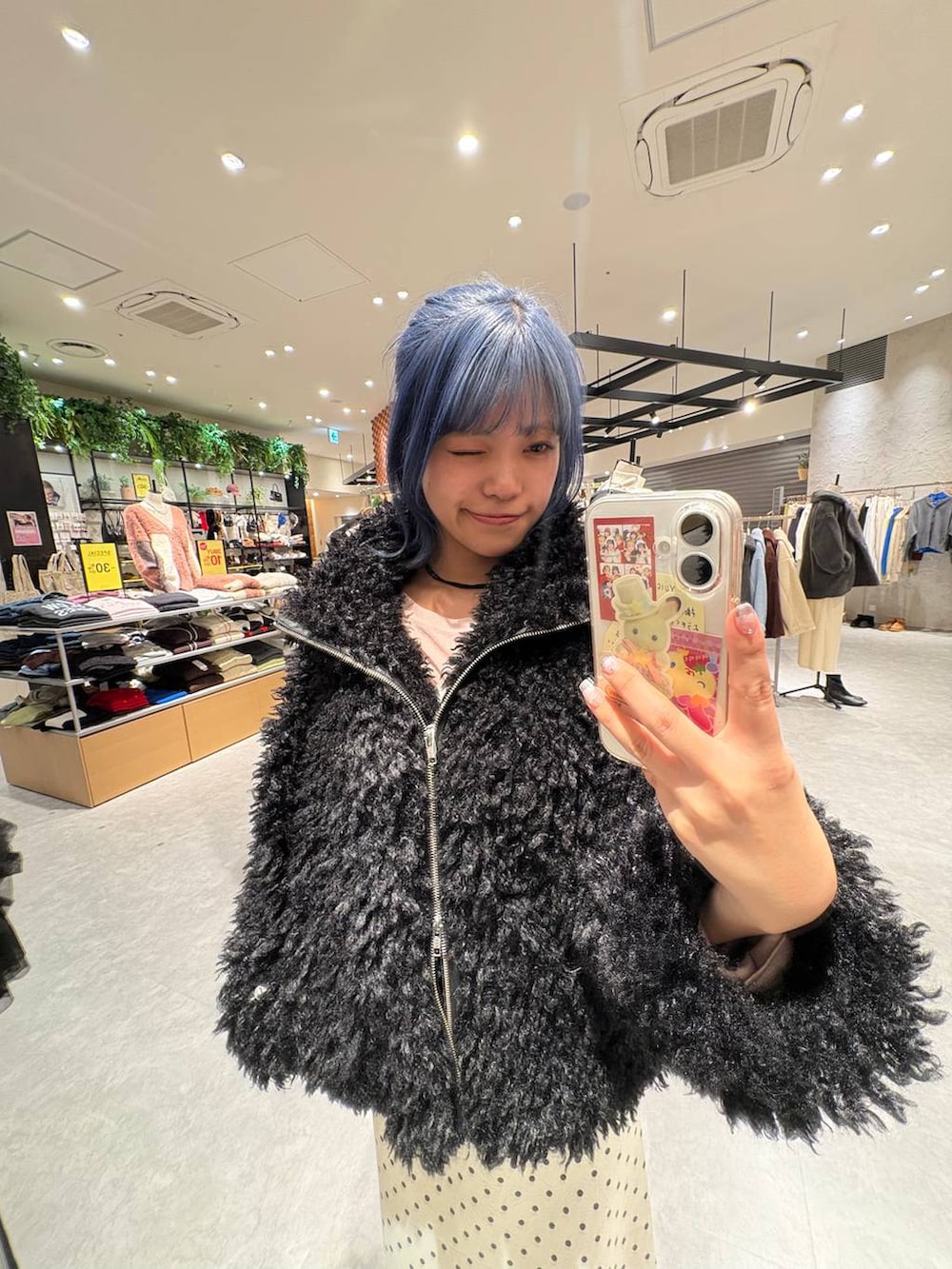 ホワイト系のスカート、ピンク系のTシャツ/カットソー、ブラック系のブーツを着用したレディースの冬コーディネートの5枚目の写真