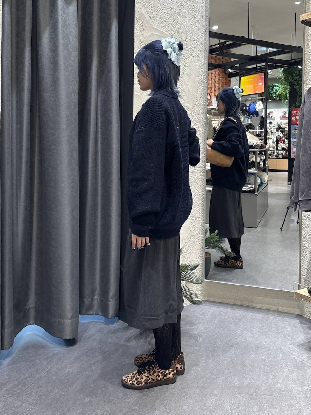 その他のスニーカー、グレー系のその他パンツ、ベージュ系のショルダーバッグを着用したレディースの冬コーディネートの4枚目の写真