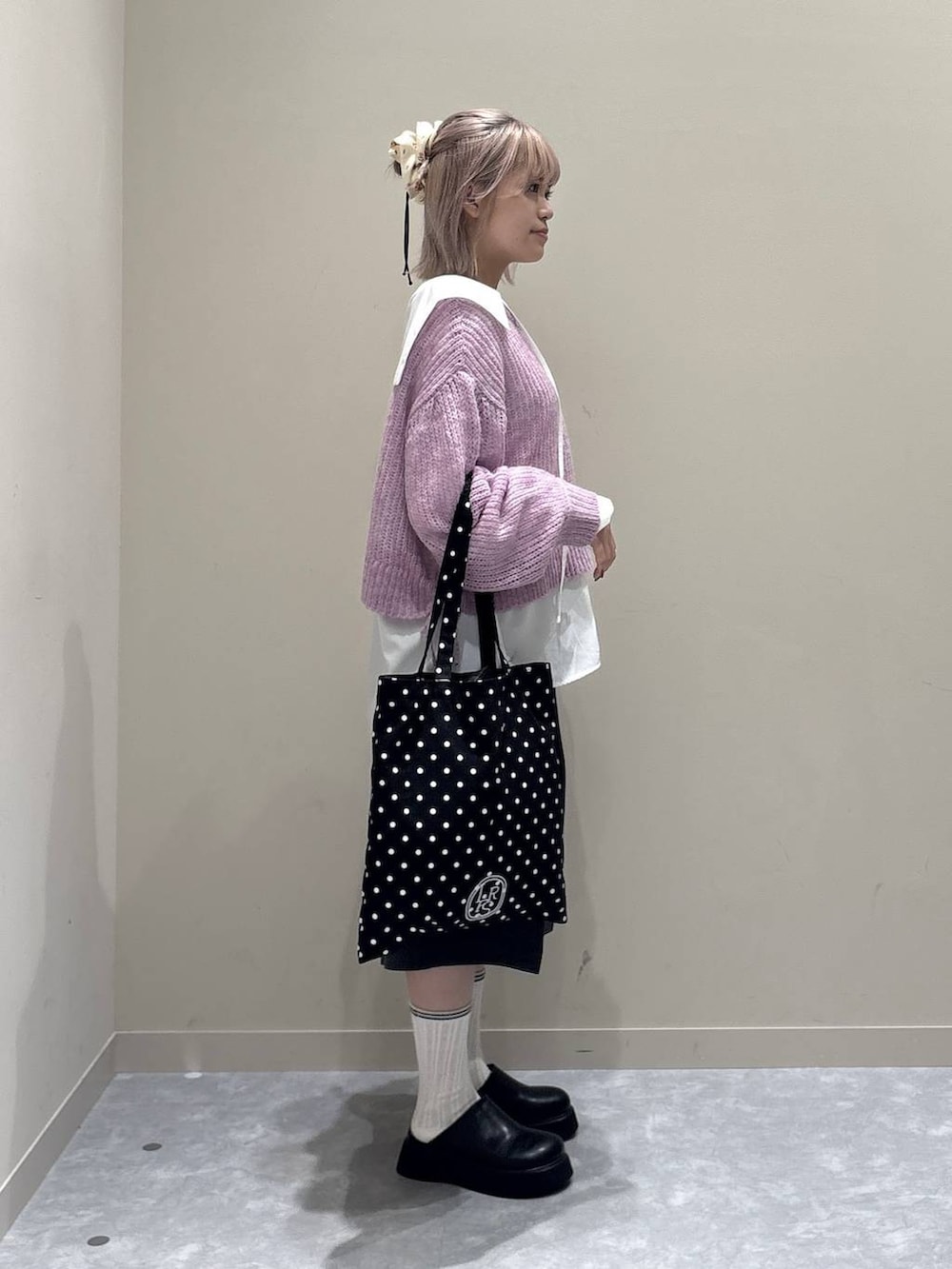 その他のトートバッグ、グレー系のその他パンツ、ブラック系のサンダルを着用したレディースの秋コーディネートの2枚目の写真