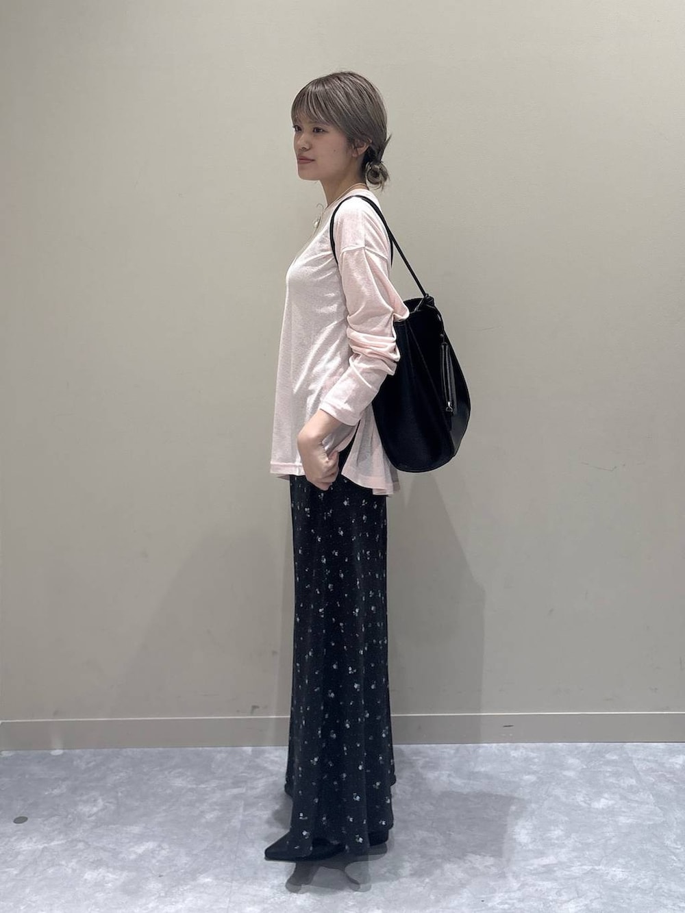 ブラック系のスカート、ピンク系のTシャツ/カットソー、グレー系のキャミソールを着用したレディースの春コーディネートの2枚目の写真