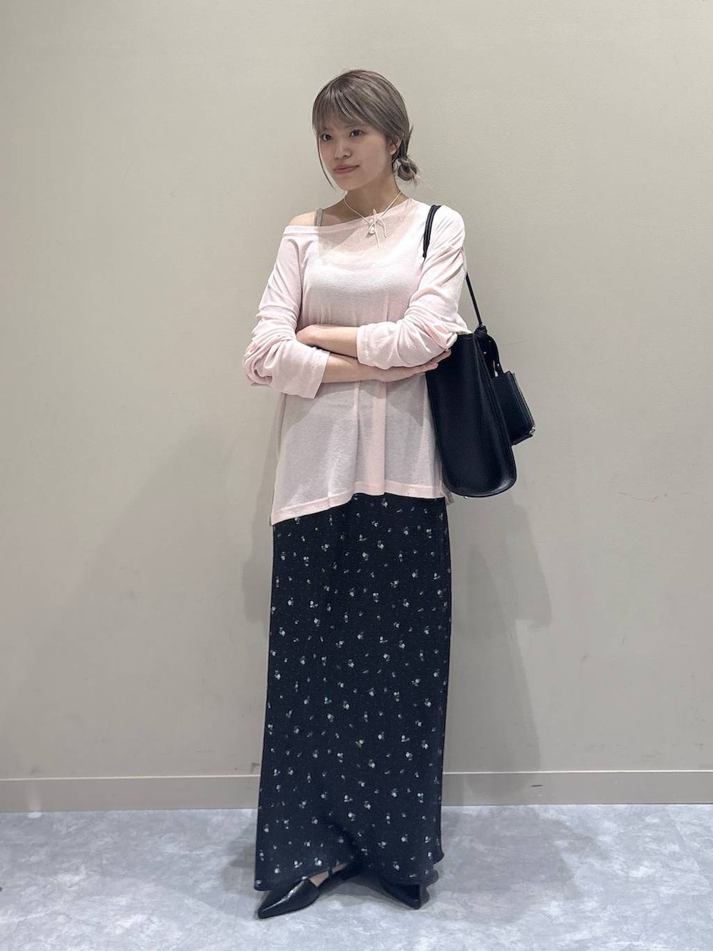 ブラック系のスカート、ピンク系のTシャツ/カットソー、グレー系のキャミソールを着用したレディースの春コーディネートの4枚目の写真