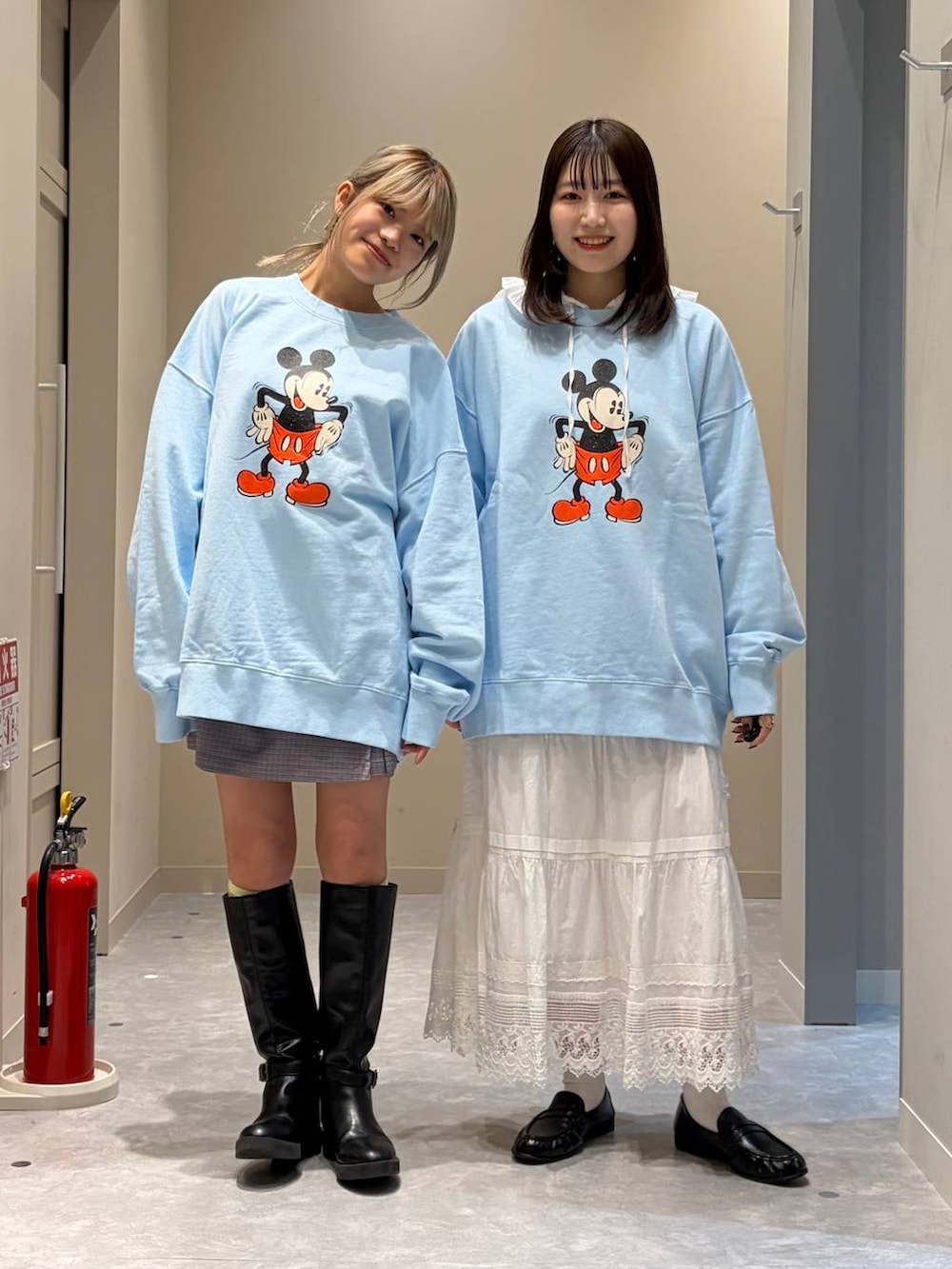 ホワイト系のシャツ/ブラウス、ブラック系のブーツ、ブラック系のローファーを着用したレディースの冬コーディネートの4枚目の写真