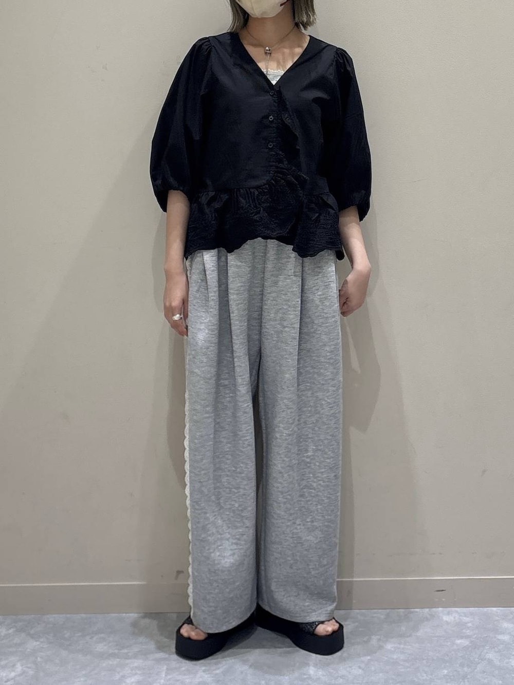 グレー系のスウェットパンツ、ブラック系のサンダル、グレー系のキャミソールを着用したレディースの春コーディネートの6枚目の写真