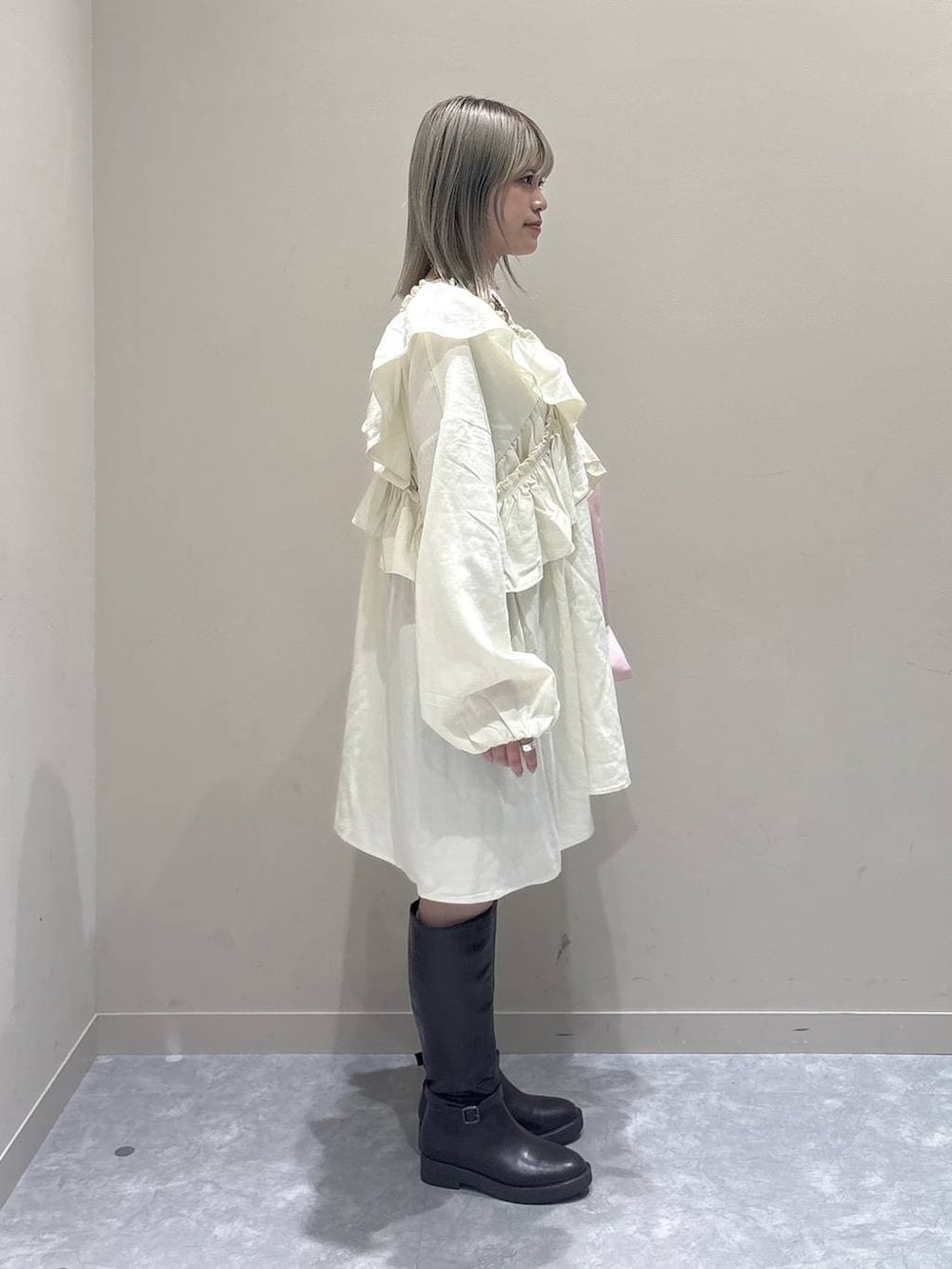 ブラック系のその他パンツ、ブラウン系のブーツ、ピンク系のトートバッグを着用したレディースの冬コーディネートの2枚目の写真