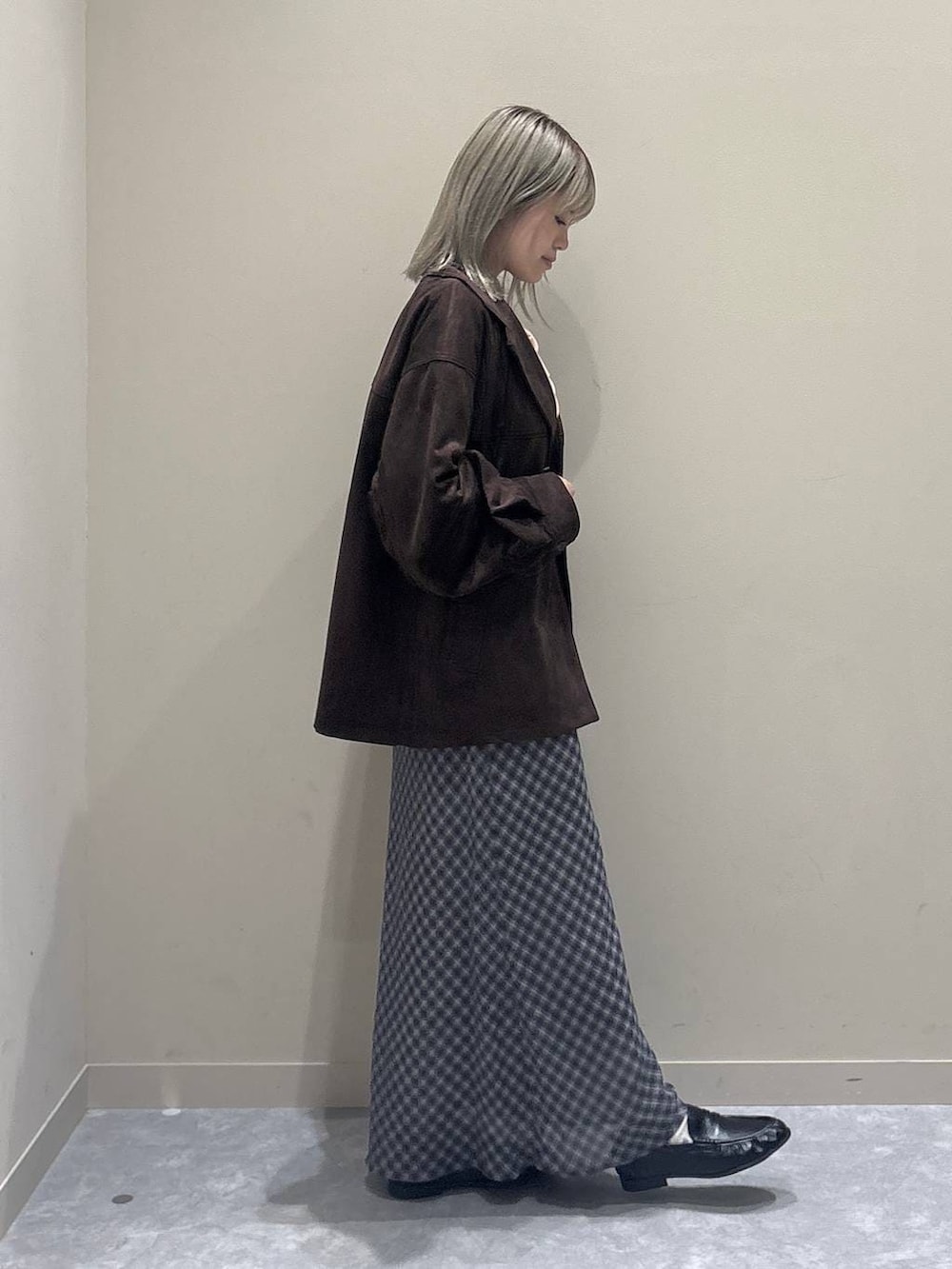 ブラウン系のテーラードジャケット、ブラック系のローファー、ピンク系のTシャツ/カットソーを着用したレディースの春コーディネートの4枚目の写真