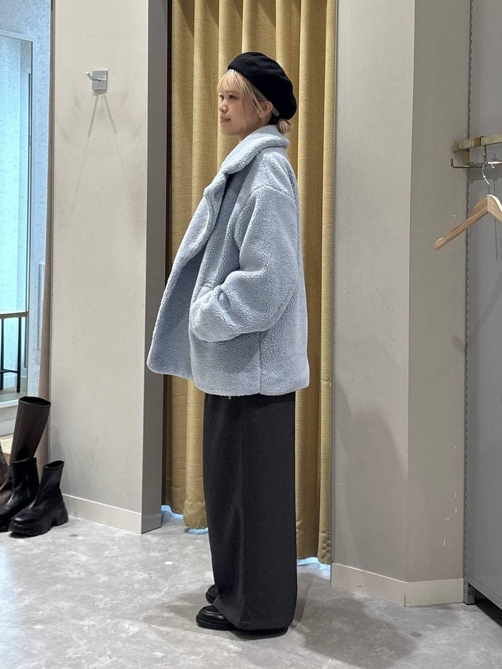 ブラウン系のニット/セーター、ブルー系のその他アウター、グレー系のその他パンツを着用したレディースの秋コーディネートの2枚目の写真