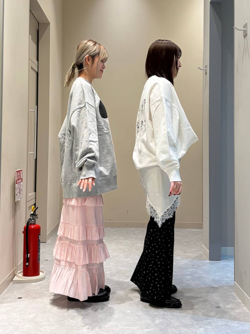 ブラック系のブーツ、ブラック系のローファー、ピンク系のスカートを着用したレディースの冬コーディネートの2枚目の写真