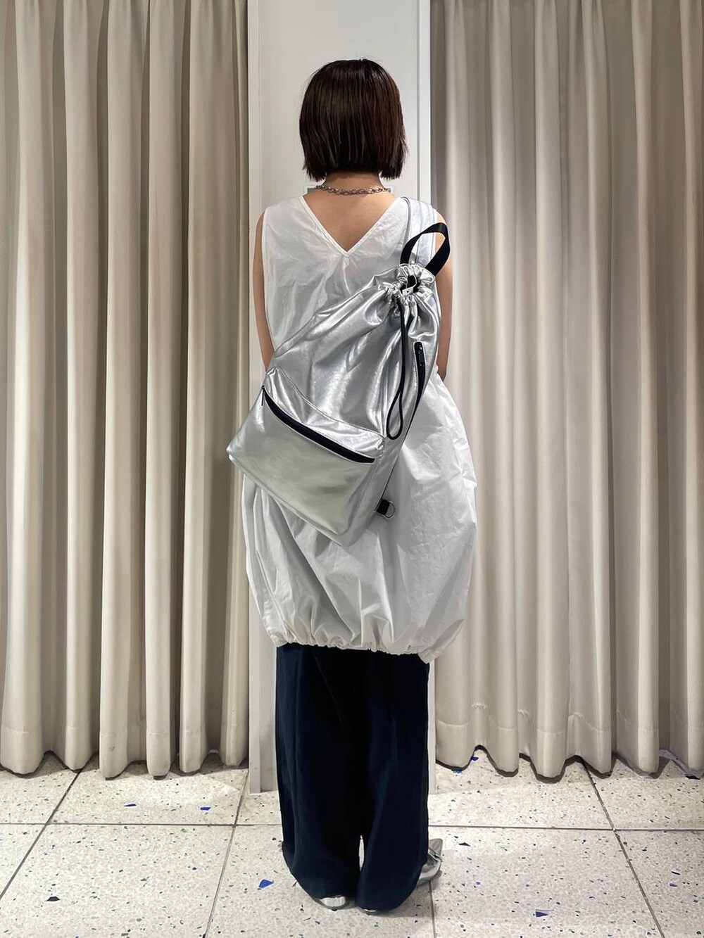 シルバー系のパンプス、ブルー系のカーゴパンツ、ホワイト系のTシャツ/カットソーを着用したレディースの夏コーディネートの3枚目の写真