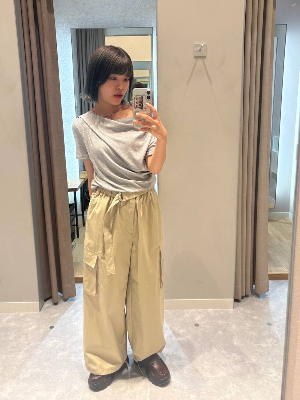 ブラウン系のローファー、グレー系のTシャツ/カットソー、ベージュ系のカーゴパンツを着用したレディースの春コーディネートの5枚目の写真