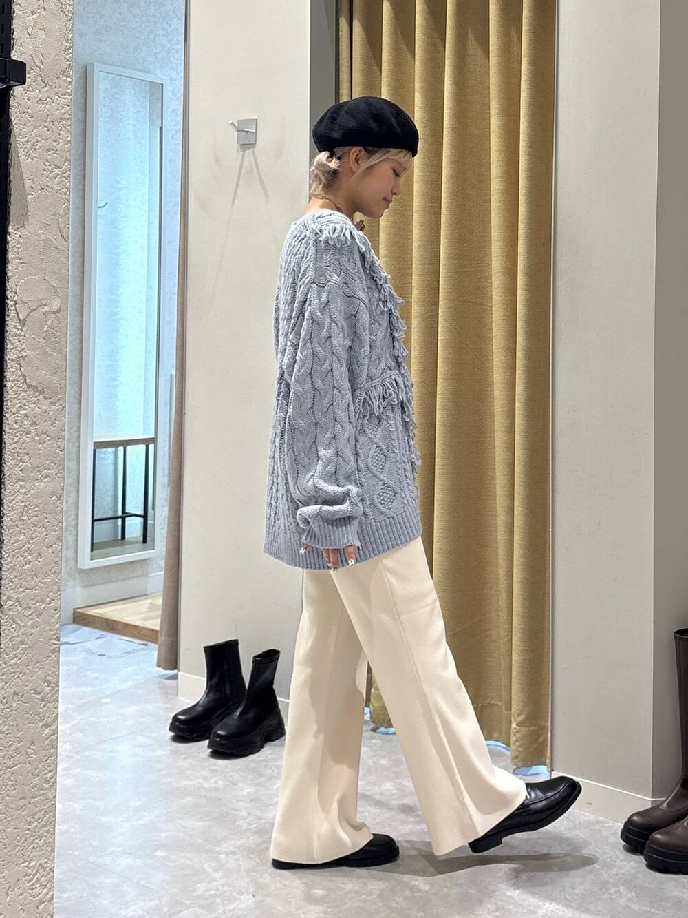 ホワイト系のその他パンツ、ブラック系のローファー、ブルー系のニット/セーターを着用したレディースの秋コーディネートの2枚目の写真