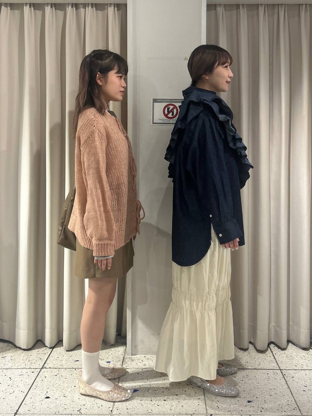 その他のTシャツ/カットソー、ブルー系のシャツ/ブラウス、シルバー系のパンプスを着用したレディースの冬コーディネートの4枚目の写真