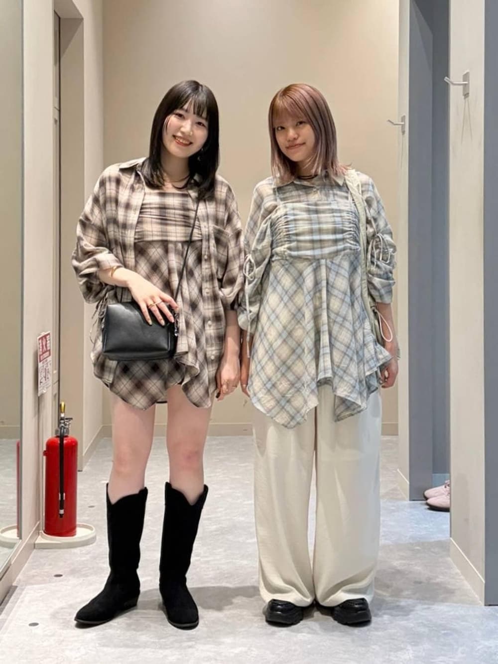 ブラック系のブーツ、ブラック系のローファー、ホワイト系のその他パンツを着用したレディースの春コーディネートの4枚目の写真