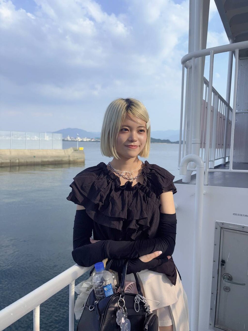 ブラック系のシャツ/ブラウス、ブラック系のショルダーバッグを着用したレディースの夏コーディネートの4枚目の写真