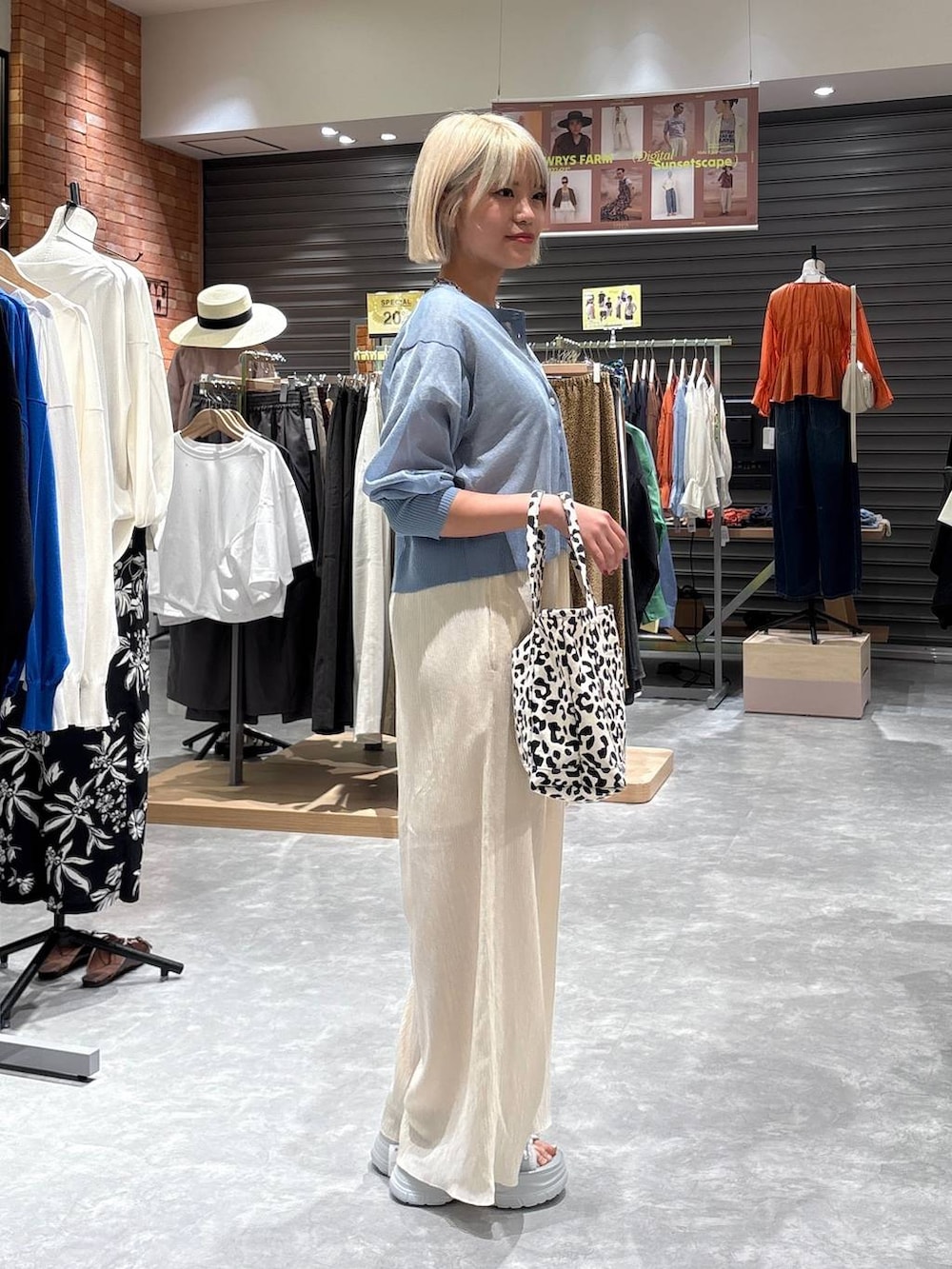 その他のキャミソール、シルバー系のサンダル、その他のショルダーバッグを着用したレディースの夏コーディネートの4枚目の写真