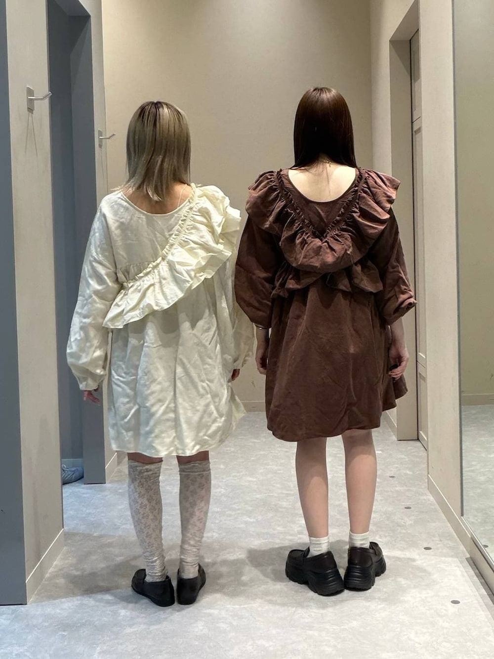 ブラウン系のローファー、ブラウン系のローファー、ホワイト系のワンピースを着用したレディースの春コーディネートの3枚目の写真