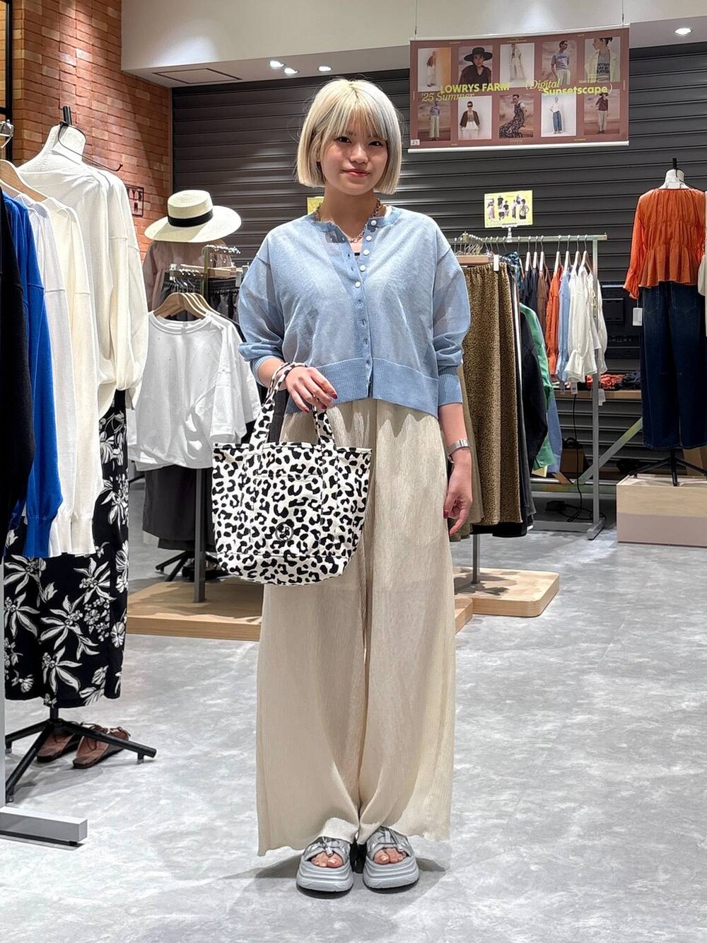 その他のキャミソール、シルバー系のサンダル、その他のショルダーバッグを着用したレディースの夏コーディネートの5枚目の写真