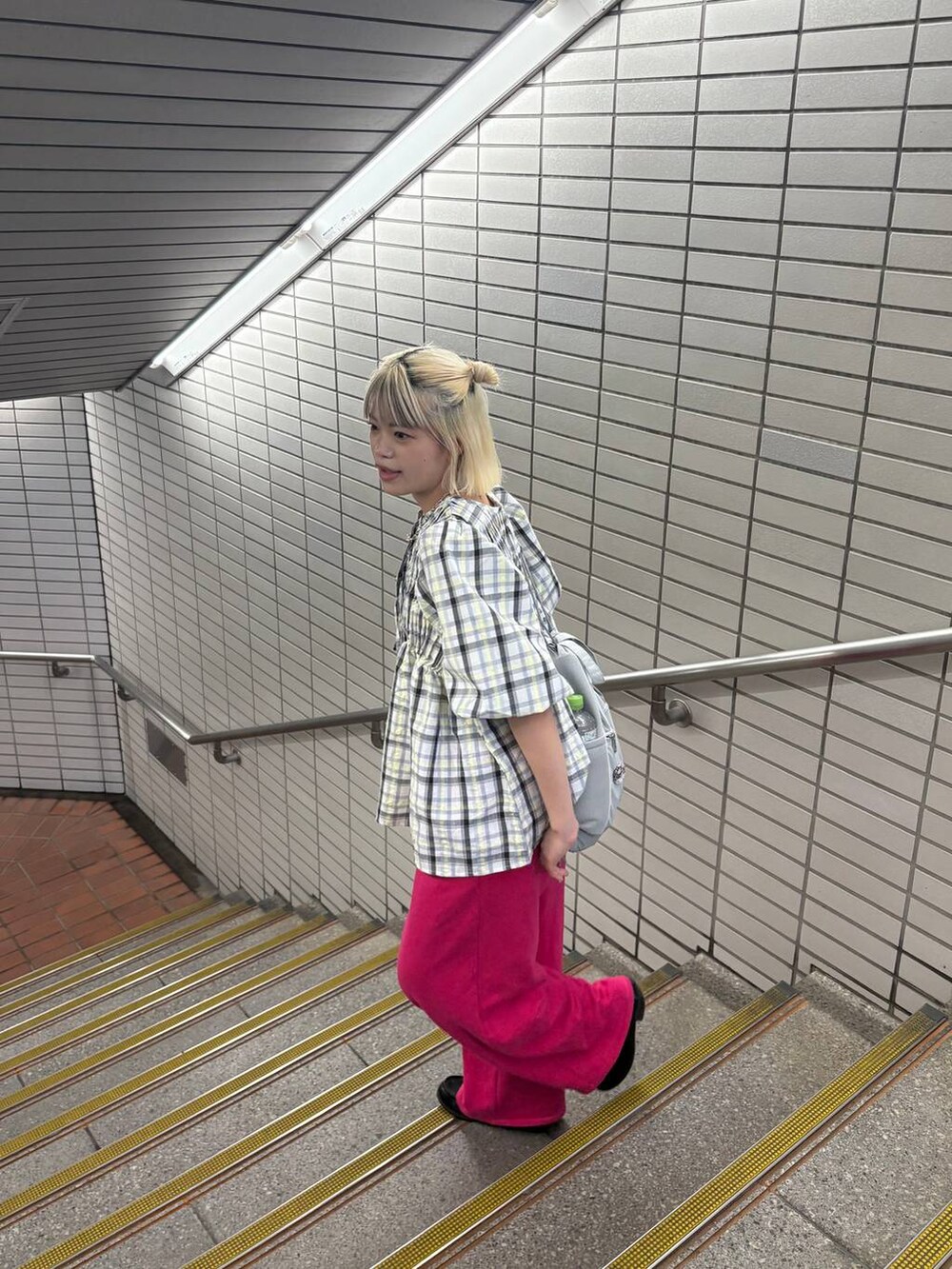 ホワイト系のシャツ/ブラウス、グレー系のバックパック/リュック、ホワイト系のヘアゴムを着用したレディースの春コーディネートの4枚目の写真