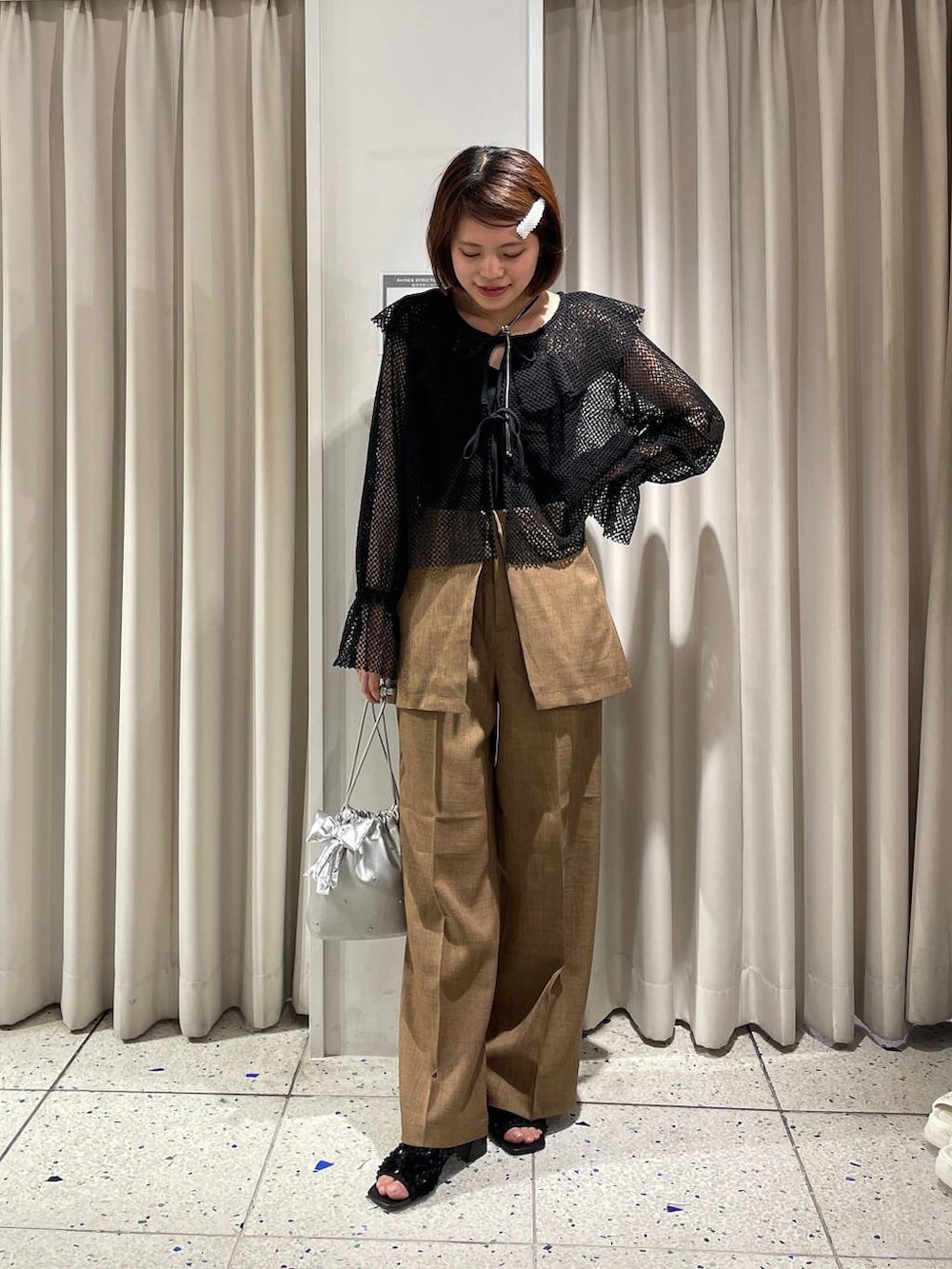 ベージュ系のその他パンツ、ブラック系のシャツ/ブラウス、ブラック系のキャミソールを着用したレディースの夏コーディネートの4枚目の写真