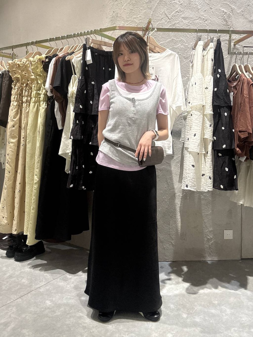 ブラック系のスカート、グレー系のタンクトップ、ピンク系のTシャツ/カットソーを着用したレディースの夏コーディネートの5枚目の写真