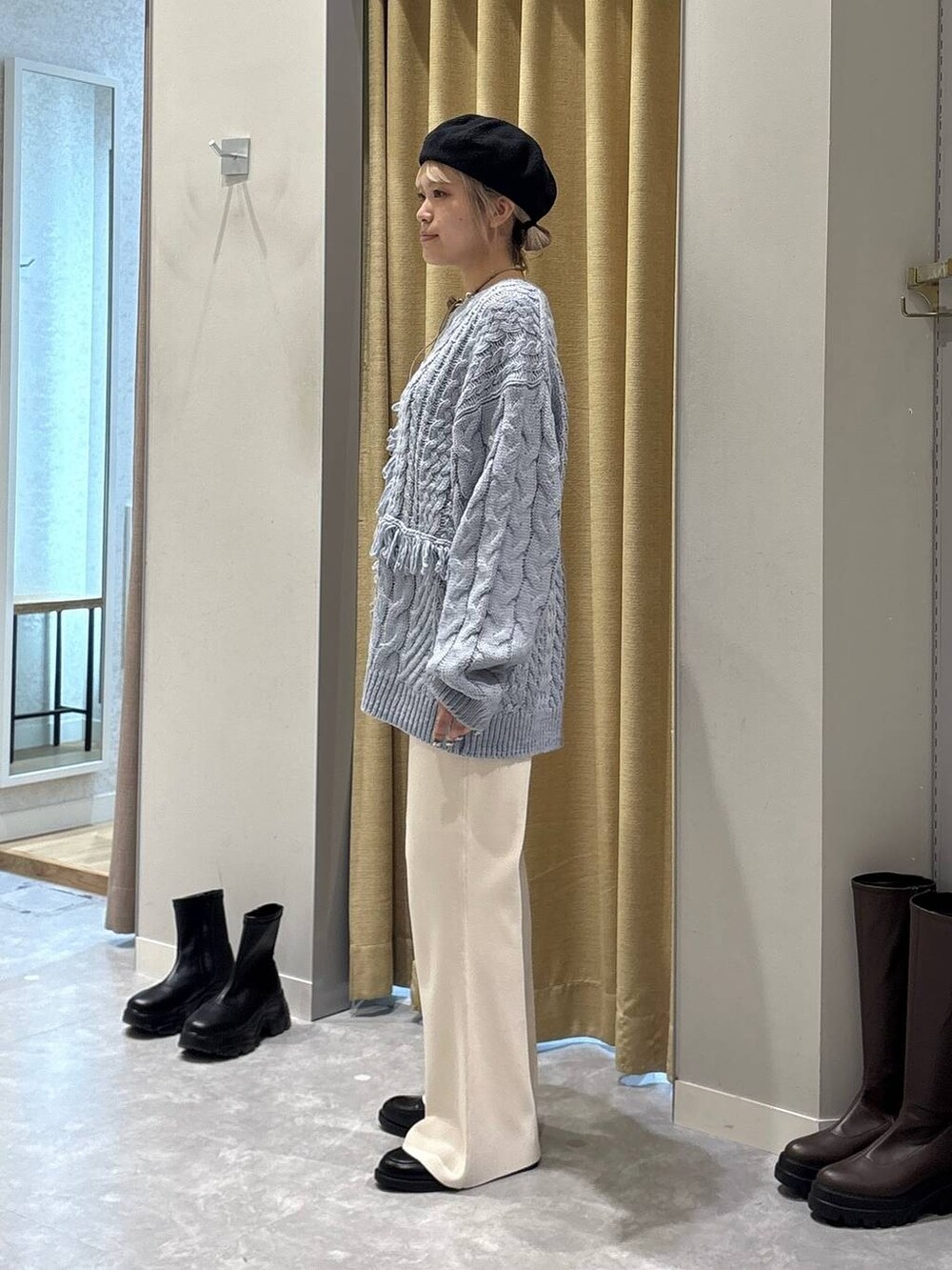 ホワイト系のその他パンツ、ブラック系のローファー、ブルー系のニット/セーターを着用したレディースの秋コーディネートの3枚目の写真