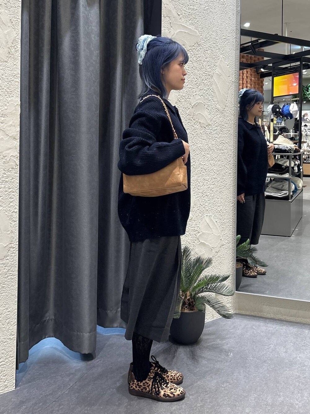 その他のスニーカー、グレー系のその他パンツ、ベージュ系のショルダーバッグを着用したレディースの冬コーディネートの2枚目の写真