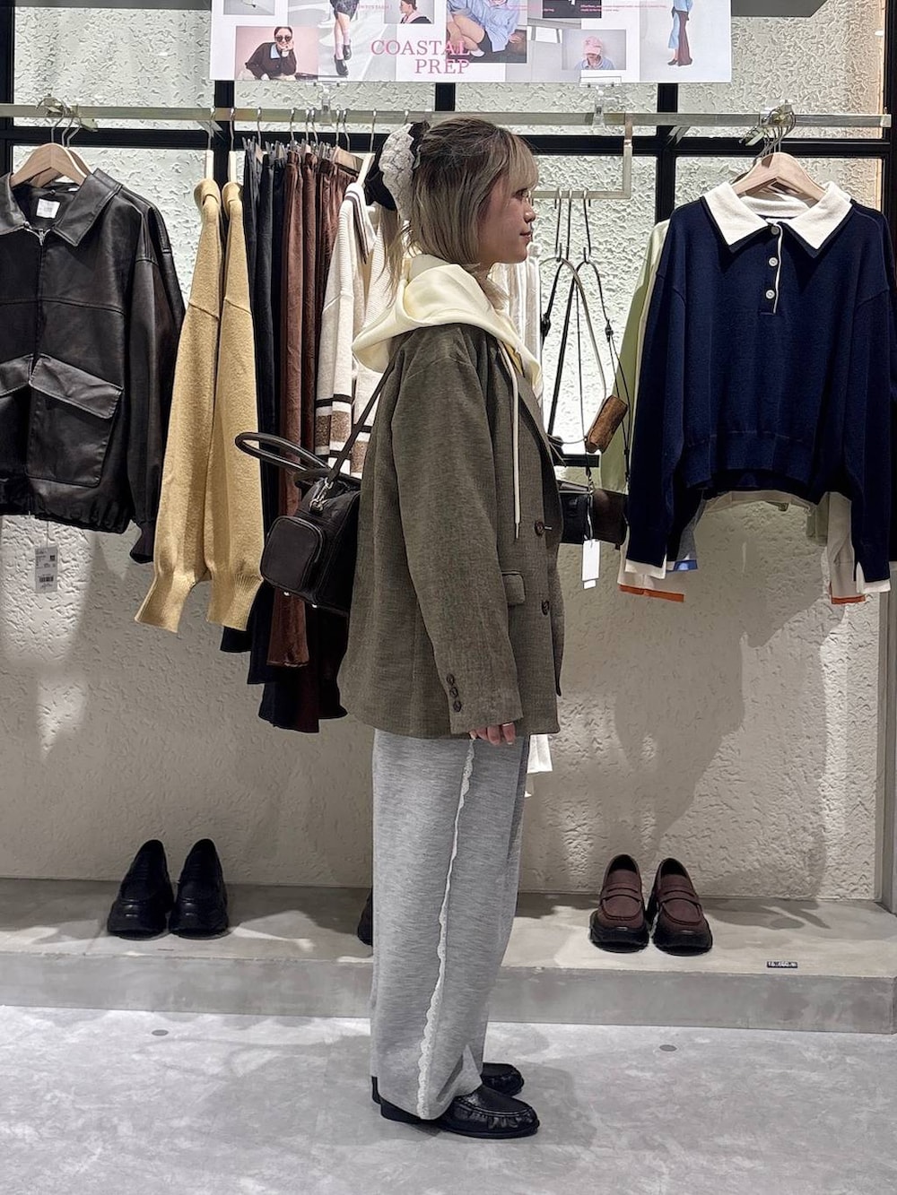 グレー系のスウェットパンツ、イエロー系のパーカー、ブラウン系のテーラードジャケットを着用したレディースの春コーディネートの4枚目の写真