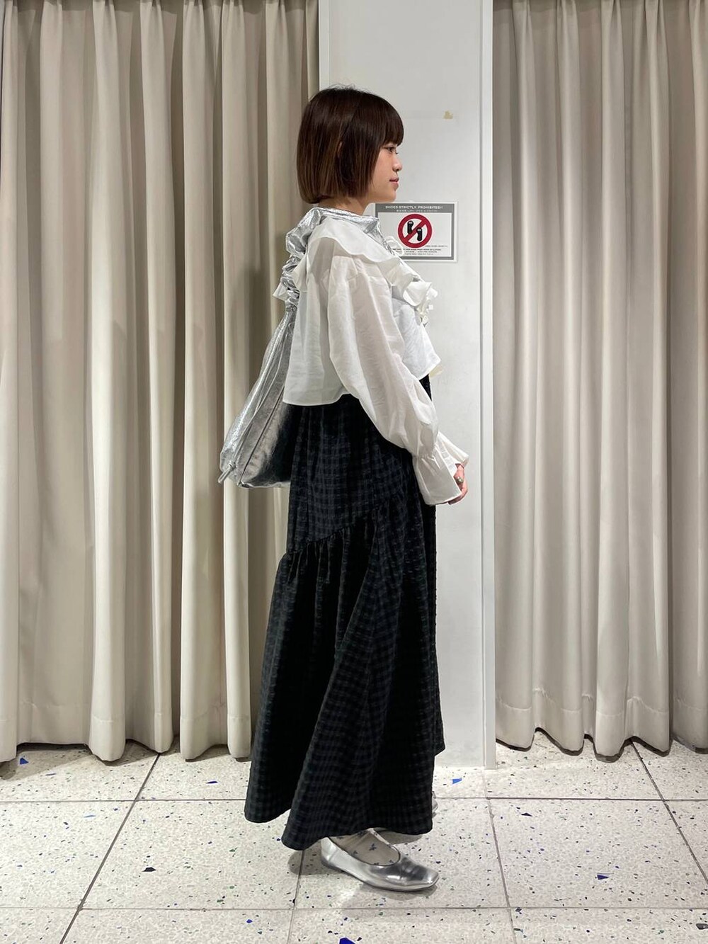 グレー系のトートバッグ、ホワイト系のシャツ/ブラウス、ブラック系のワンピースを着用したレディースの春コーディネートの4枚目の写真