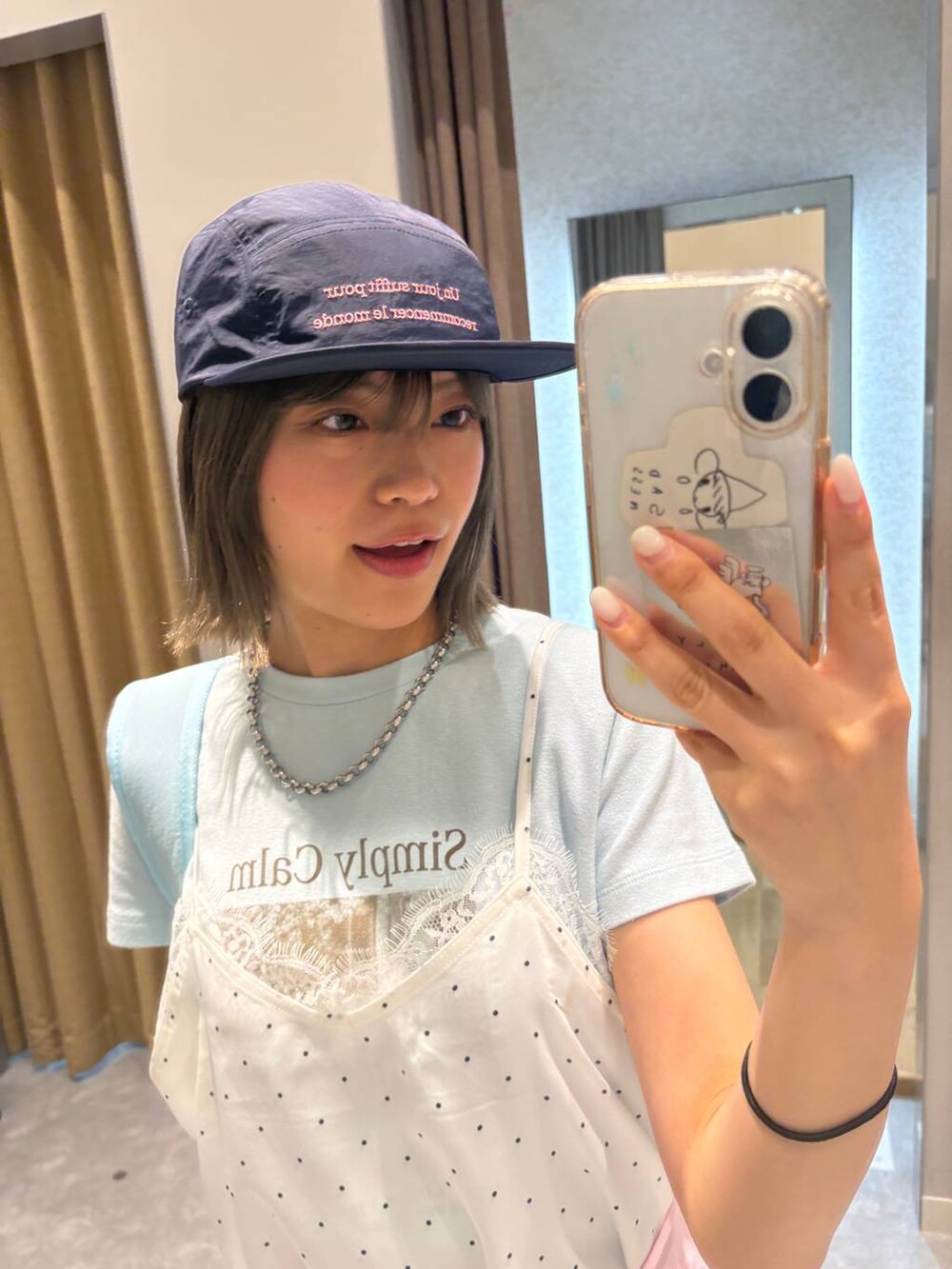 ブラウン系のローファー、グレー系のその他パンツ、ピンク系のカーディガン/ボレロを着用したレディースの夏コーディネートの4枚目の写真