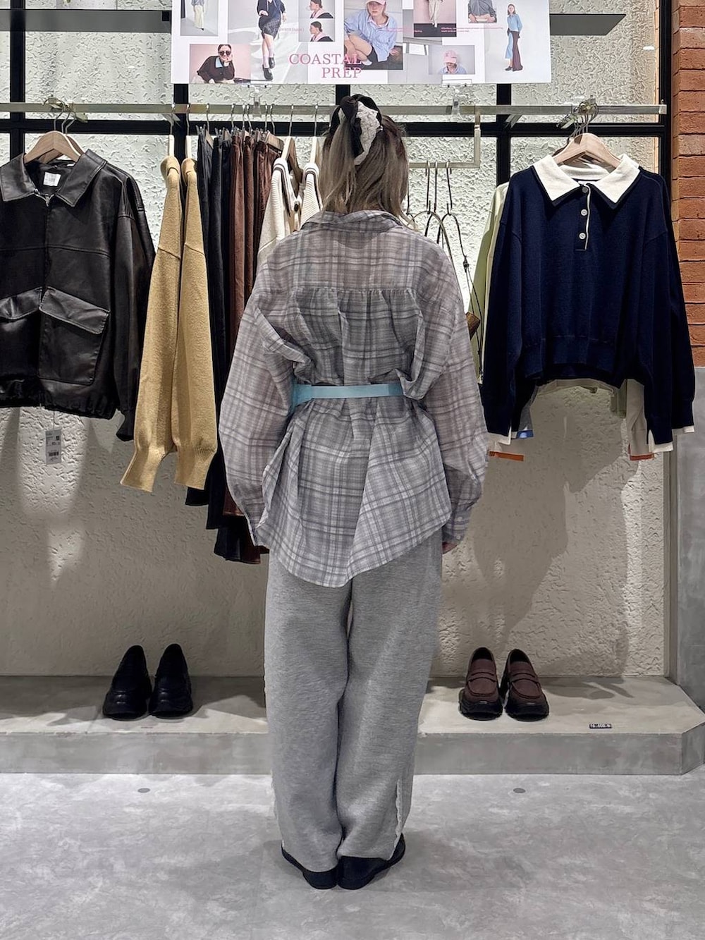 グレー系のスウェットパンツ、その他のシャツ/ブラウス、ブルー系のボディバッグ/ウエストポーチを着用したレディースの春コーディネートの3枚目の写真