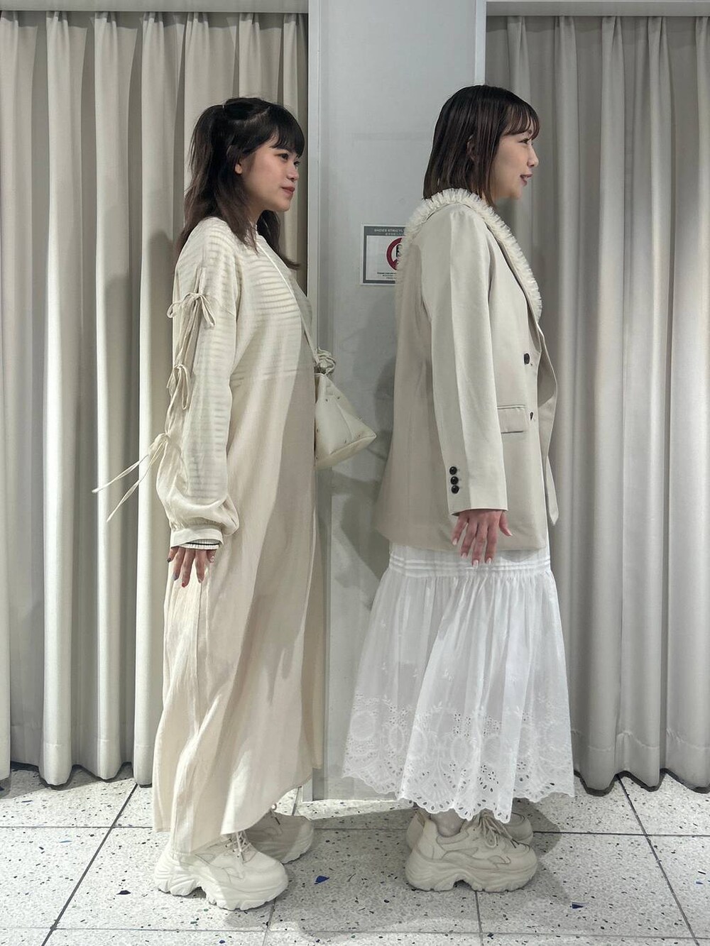 ベージュ系のハンドバッグ、ホワイト系のスニーカー、ホワイト系のスニーカーを着用したレディースの冬コーディネートの4枚目の写真