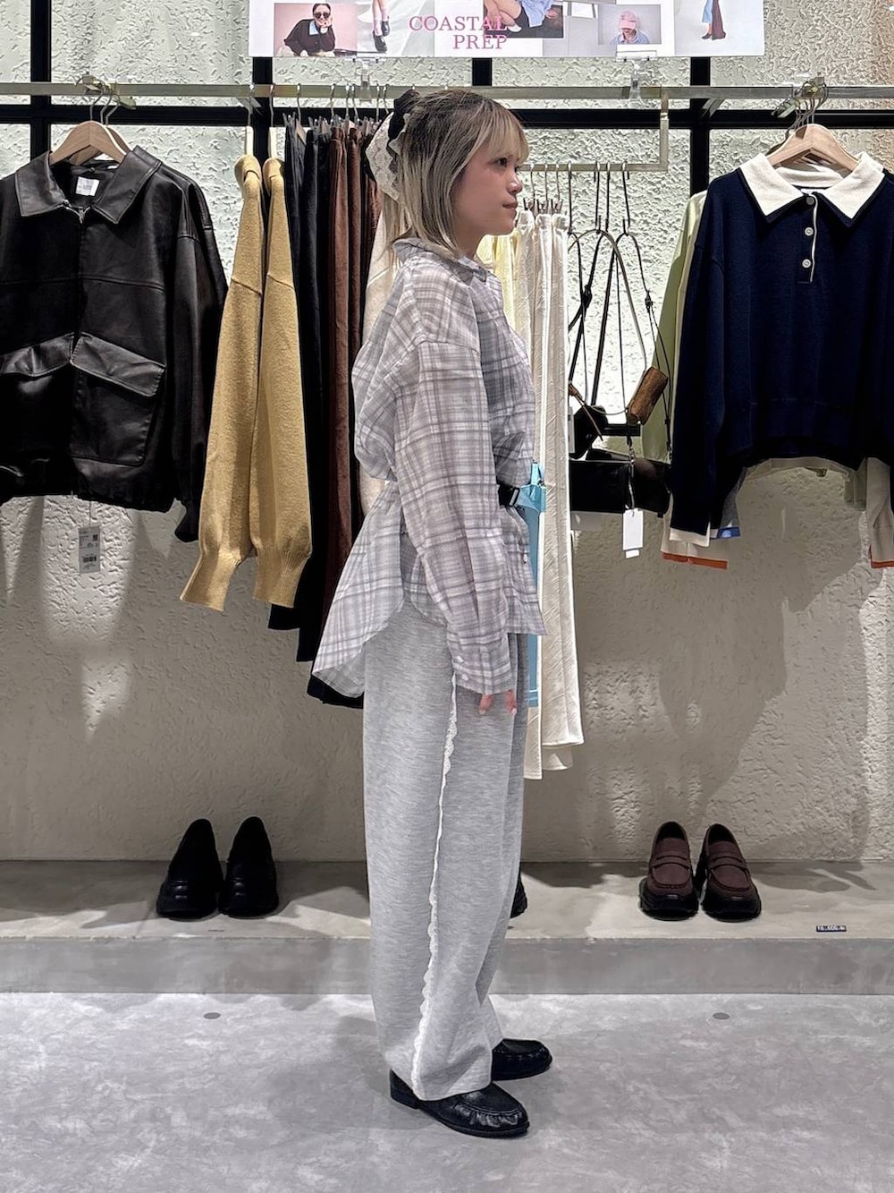 グレー系のスウェットパンツ、その他のシャツ/ブラウス、ブルー系のボディバッグ/ウエストポーチを着用したレディースの春コーディネートの2枚目の写真