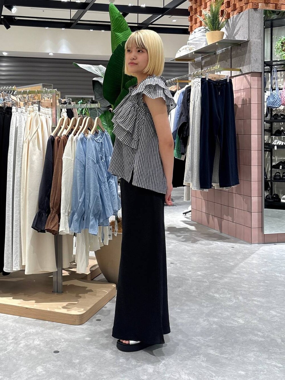 その他のシャツ/ブラウス、ブラック系のスカート、シルバー系のサンダルを着用したレディースの夏コーディネートの2枚目の写真