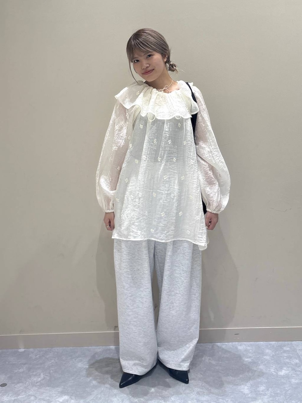グレー系のスウェットパンツ、ブラック系のサンダル、ブラック系のトートバッグを着用したレディースの春コーディネートの5枚目の写真