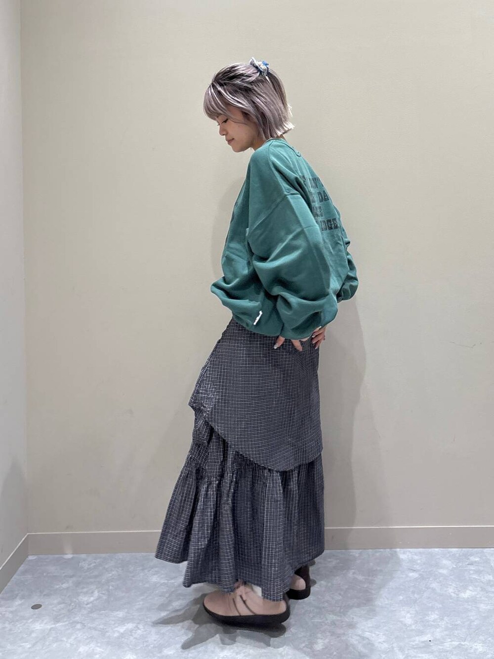 ピンク系のスニーカー、グリーン系のスウェット、その他のスカートを着用したレディースの秋コーディネートの2枚目の写真