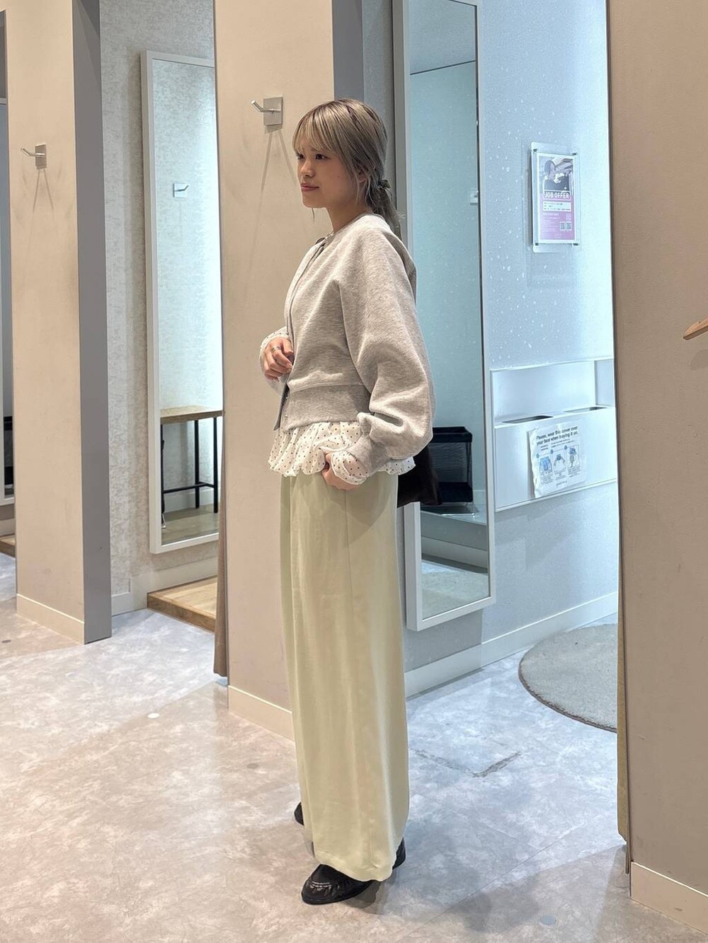 ブラウン系のトートバッグ、ブラウン系のローファー、グリーン系のその他パンツを着用したレディースの冬コーディネートの4枚目の写真