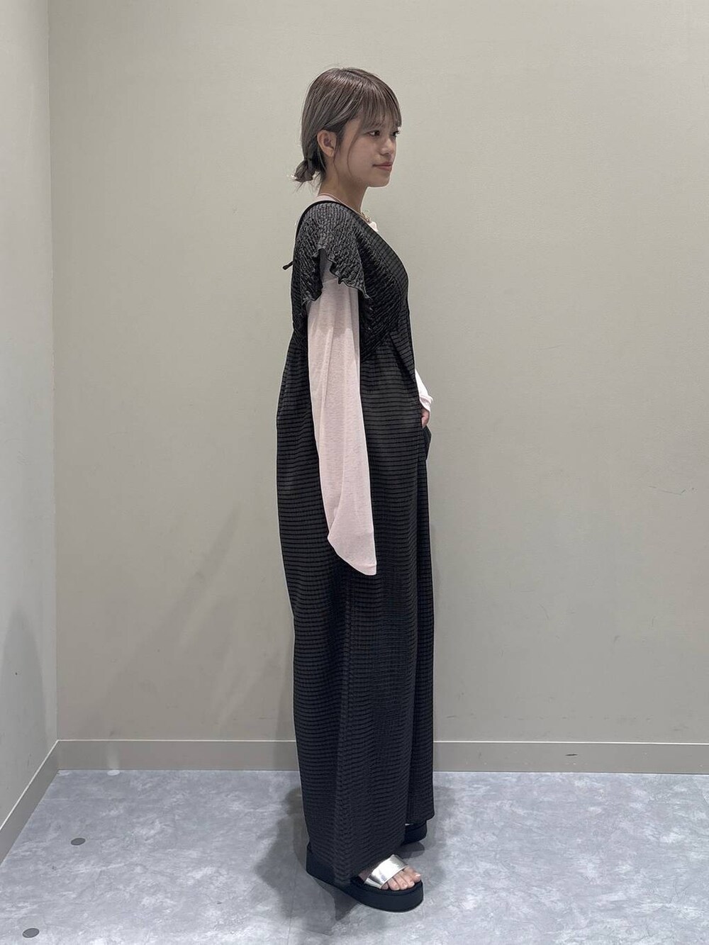 ブラウン系のサロペット/オーバーオール、ピンク系のTシャツ/カットソー、シルバー系のサンダルを着用したレディースの春コーディネートの4枚目の写真