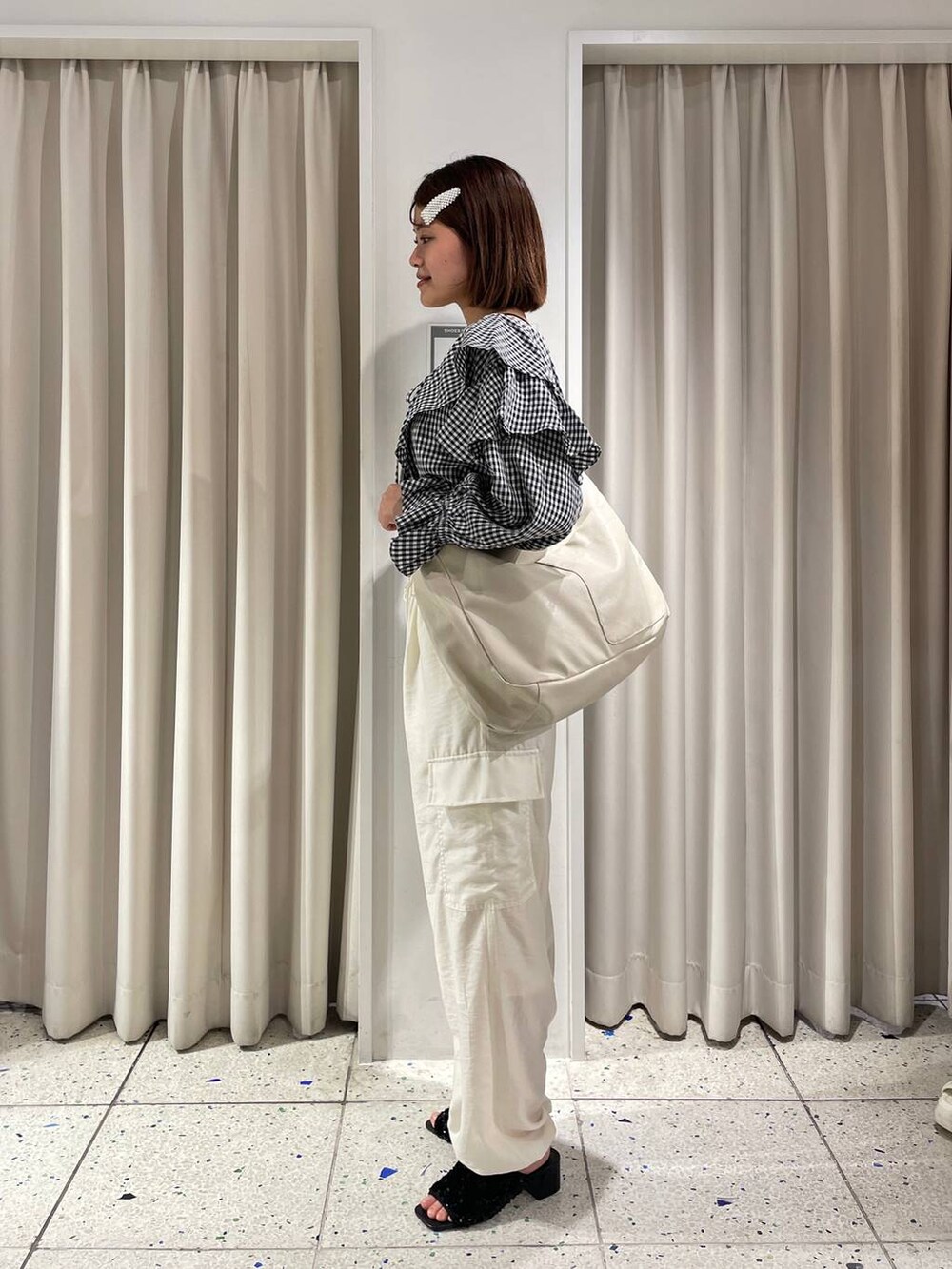 ホワイト系のカーゴパンツ、ブラック系のキャミソール、その他のシャツ/ブラウスを着用したレディースの夏コーディネートの2枚目の写真