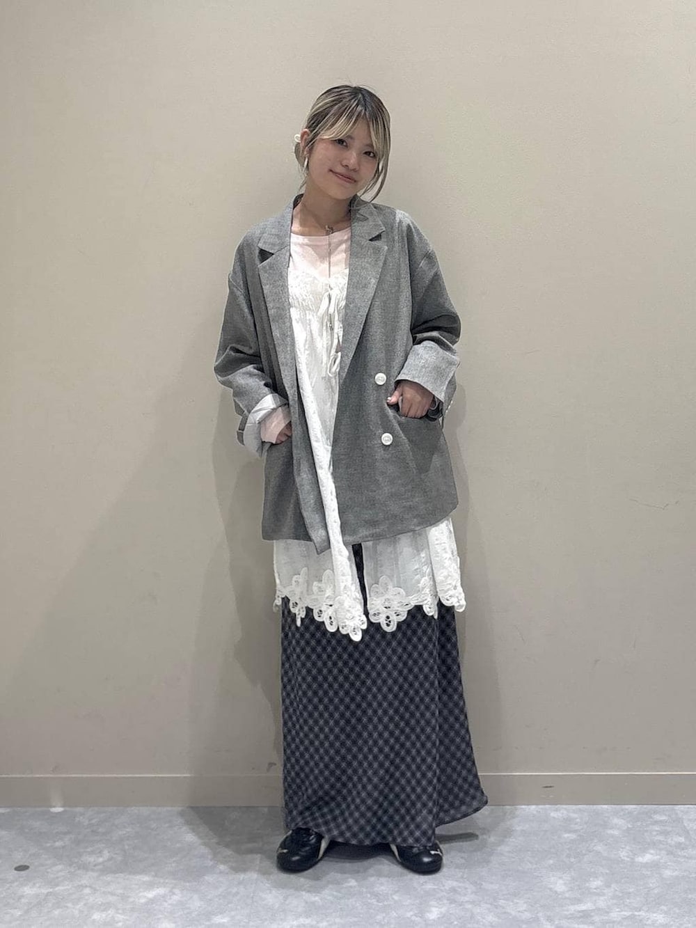 ピンク系のTシャツ/カットソー、グレー系のテーラードジャケット、グレー系のスカートを着用したレディースの春コーディネートの5枚目の写真