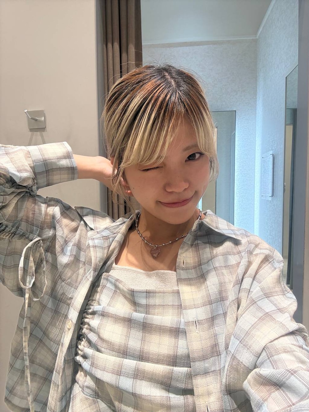 グレー系のスウェットパンツ、シルバー系のタンクトップ、ブルー系のスニーカーを着用したレディースの春コーディネートの2枚目の写真