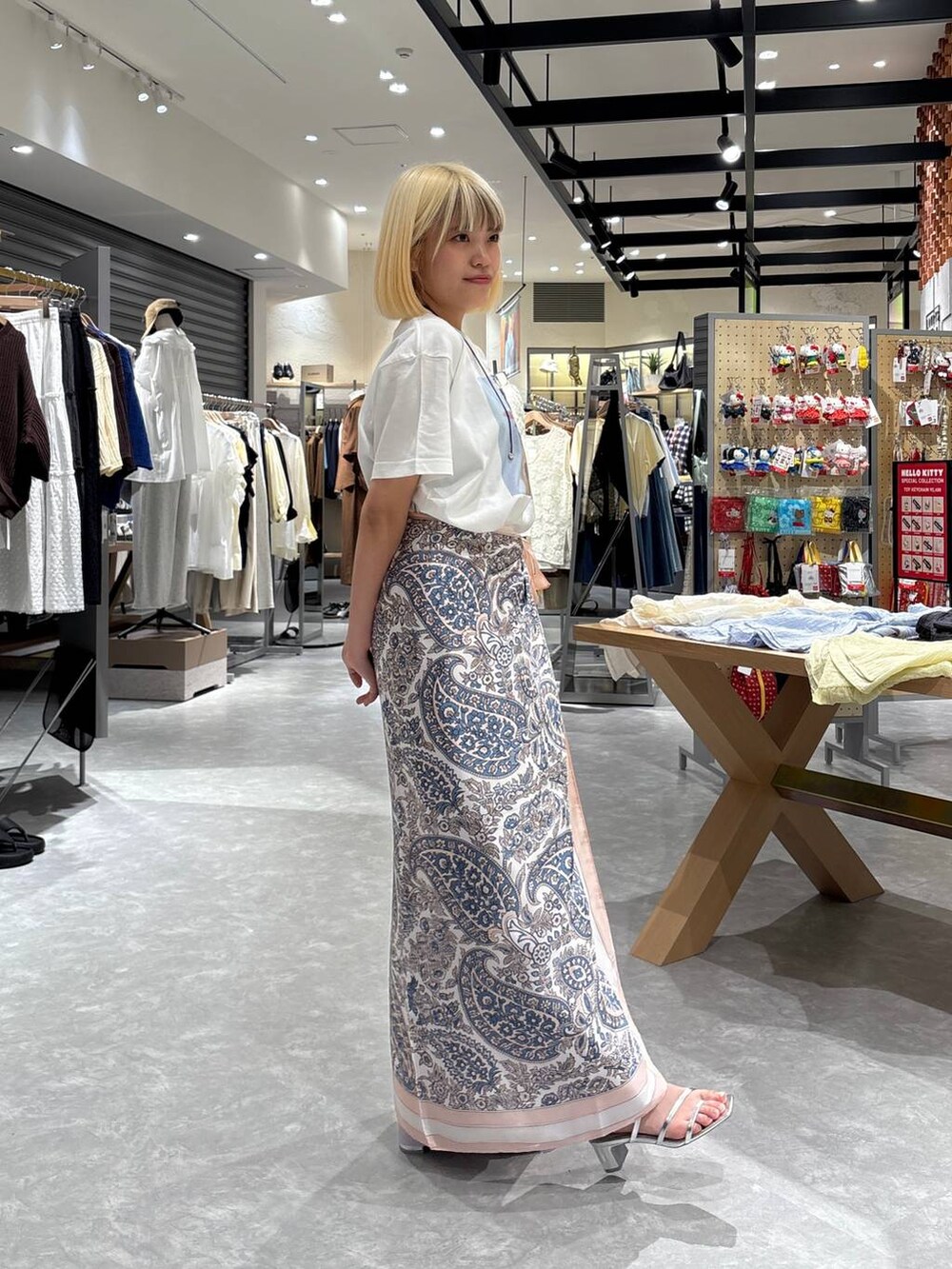 シルバー系のサンダル、ホワイト系のTシャツ/カットソー、パープル系のスラックスを着用したレディースの春コーディネートの4枚目の写真