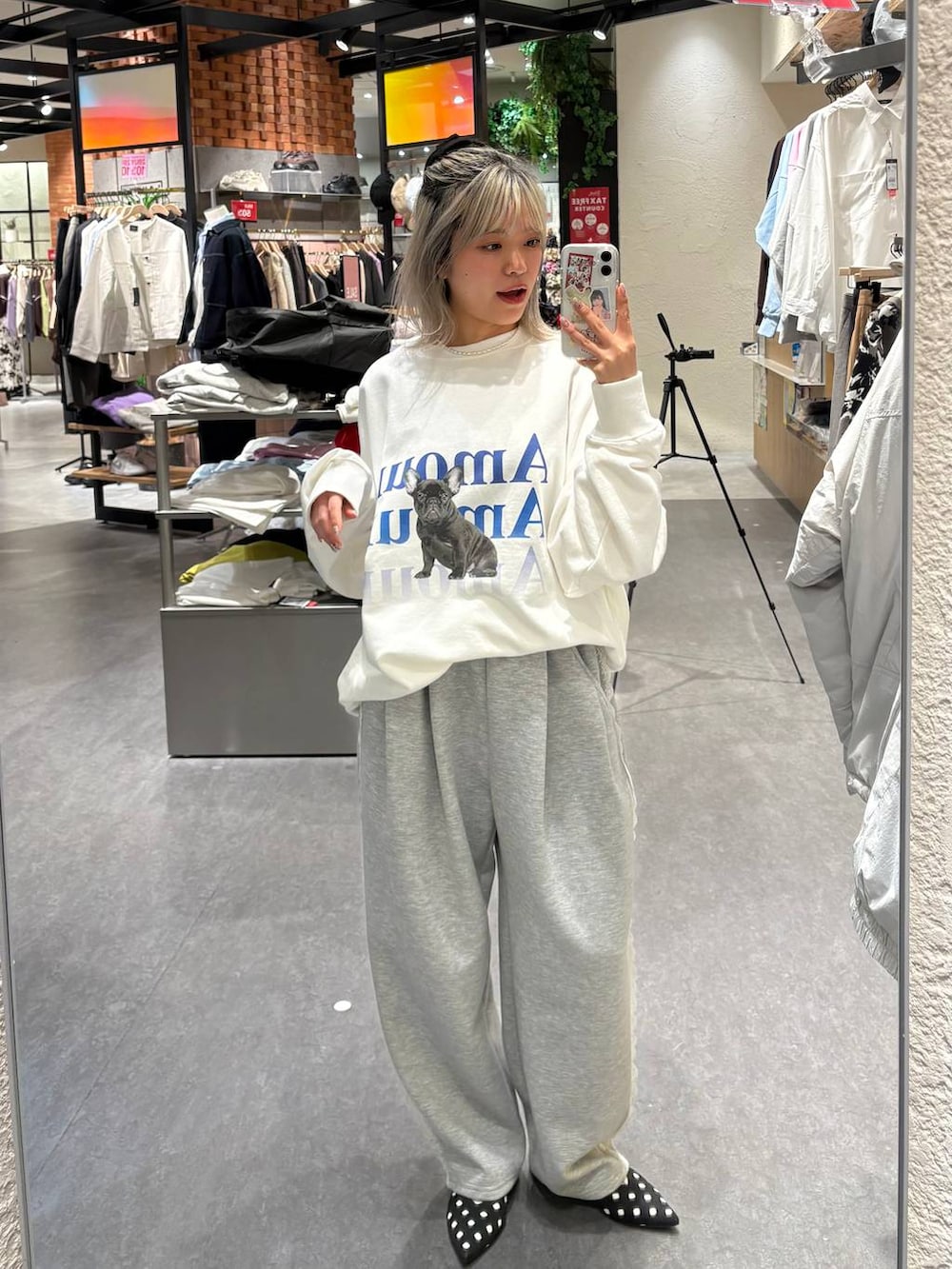 グレー系のスウェットパンツ、その他のパンプス、ホワイト系のスウェットを着用したレディースの冬コーディネートの4枚目の写真