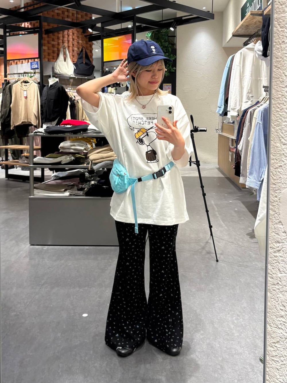 ブルー系のボディバッグ/ウエストポーチ、ブラック系のその他パンツ、ホワイト系のTシャツ/カットソーを着用したレディースの春コーディネートの6枚目の写真