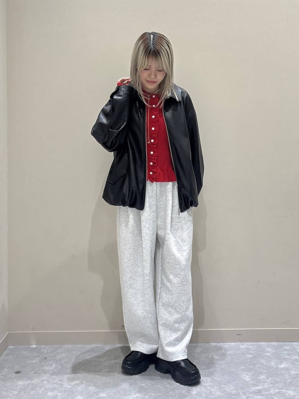 グレー系のスウェットパンツ、ホワイト系のブルゾン、ブラック系のローファーを着用したレディースの春コーディネートの5枚目の写真