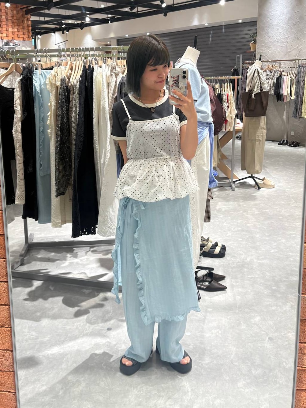 ブラック系のサンダル、グレー系のTシャツ/カットソー、ホワイト系のその他パンツを着用したレディースの春コーディネートの4枚目の写真